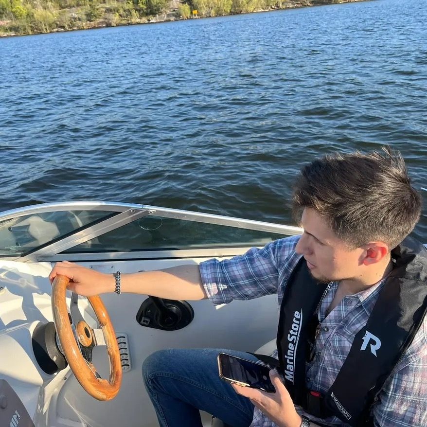 Claudio manejando su bote