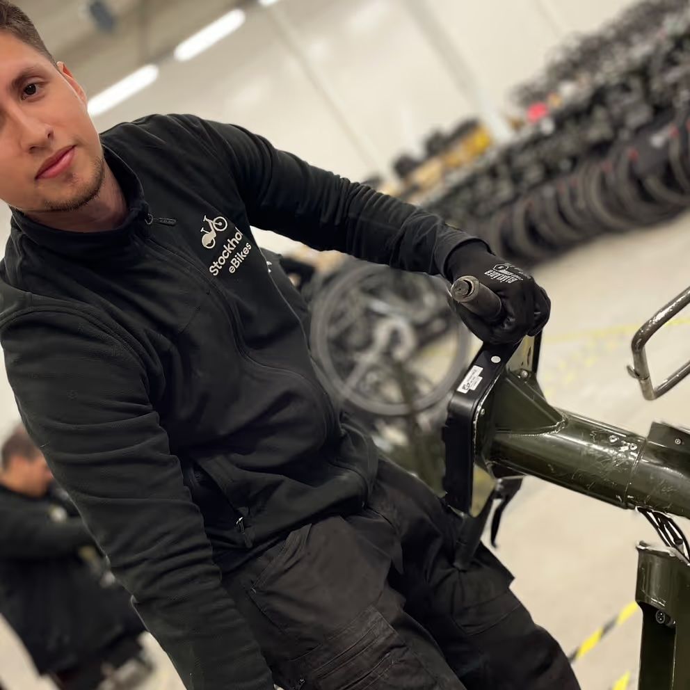 Claudio trabajando como mecánico de bicicletas en Estocolmo